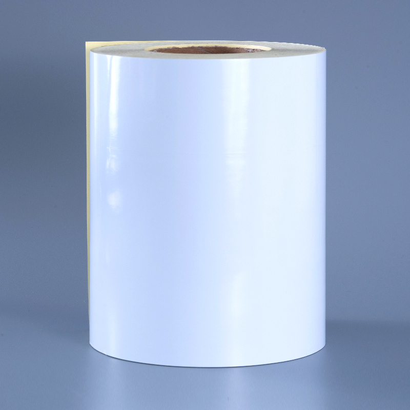 برچسب خود چسب فیلم پلی استر PET سفید براق 50 میکرونی با رول جامبو چسب اکریلیک حلال برای چاپ دیجیتال