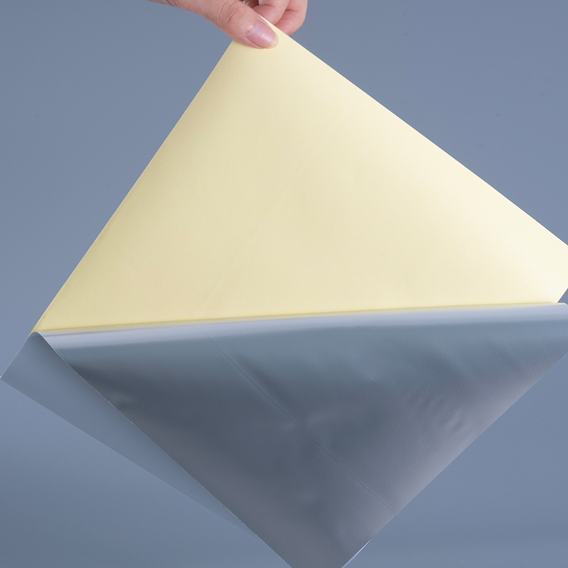 برچسب خود چسب فیلم پلی استر PET سفید براق 50 میکرونی با رول جامبو چسب اکریلیک حلال برای چاپ دیجیتال