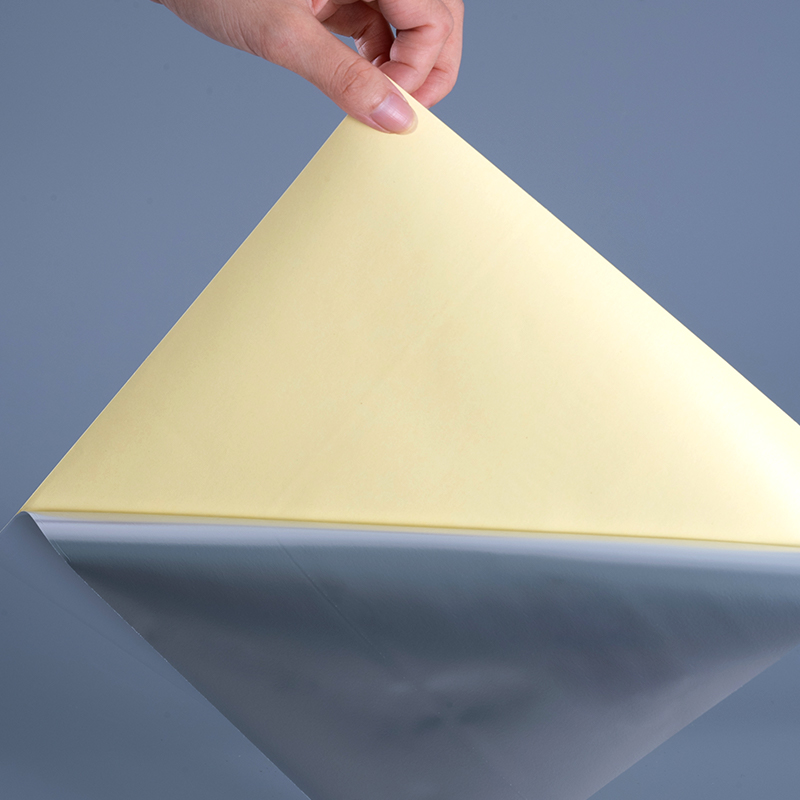 برچسب خود چسب فیلم پلی استر PET سفید براق 50 میکرونی با رول جامبو چسب اکریلیک حلال برای چاپ دیجیتال