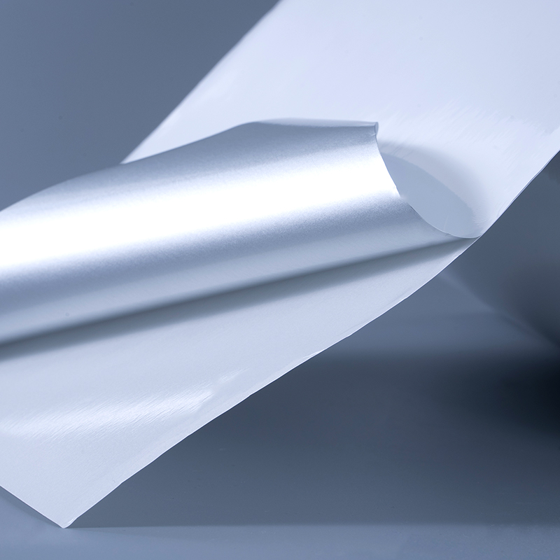 برچسب خود چسب فیلم پلی استر آلومینیومی سفید براق 25 میکرونی با چسب اکریلیک پایه آب برای چاپ جوهر افشان