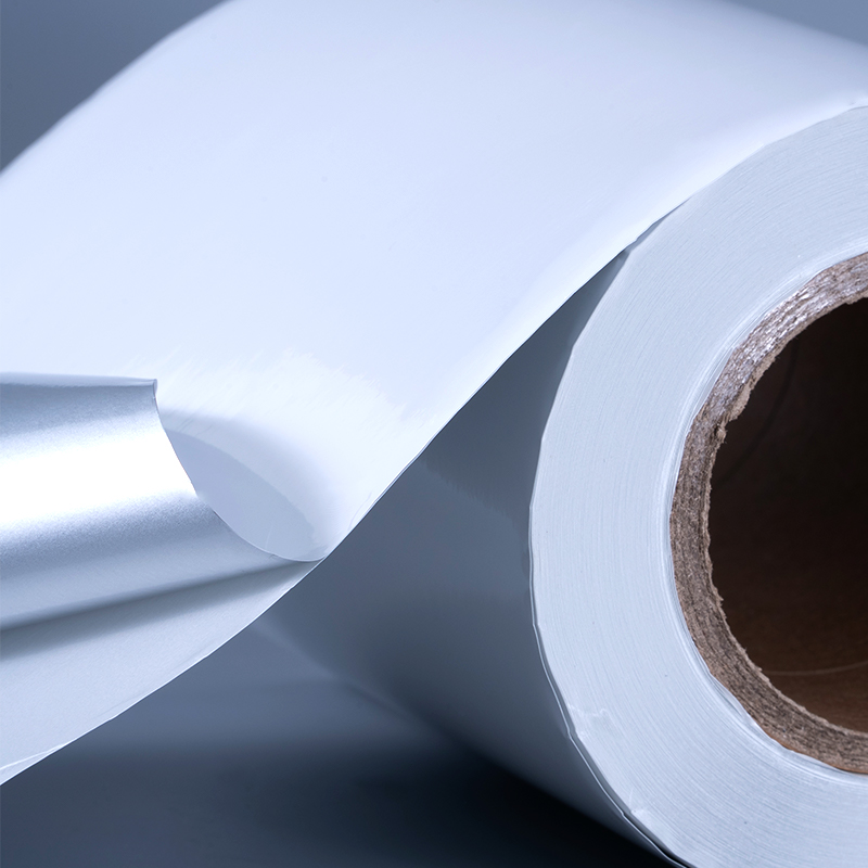 برچسب خود چسب فیلم پلی استر آلومینیومی سفید براق 25 میکرونی با چسب اکریلیک پایه آب برای چاپ جوهر افشان