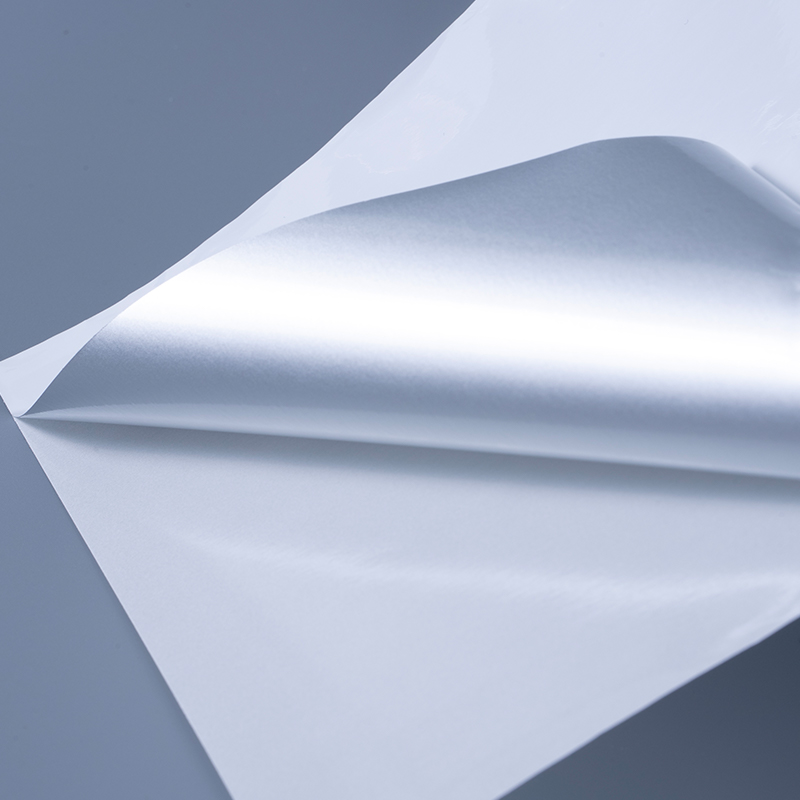 برچسب خود چسب فیلم پلی استر آلومینیومی سفید براق 25 میکرونی با چسب اکریلیک پایه آب برای چاپ جوهر افشان