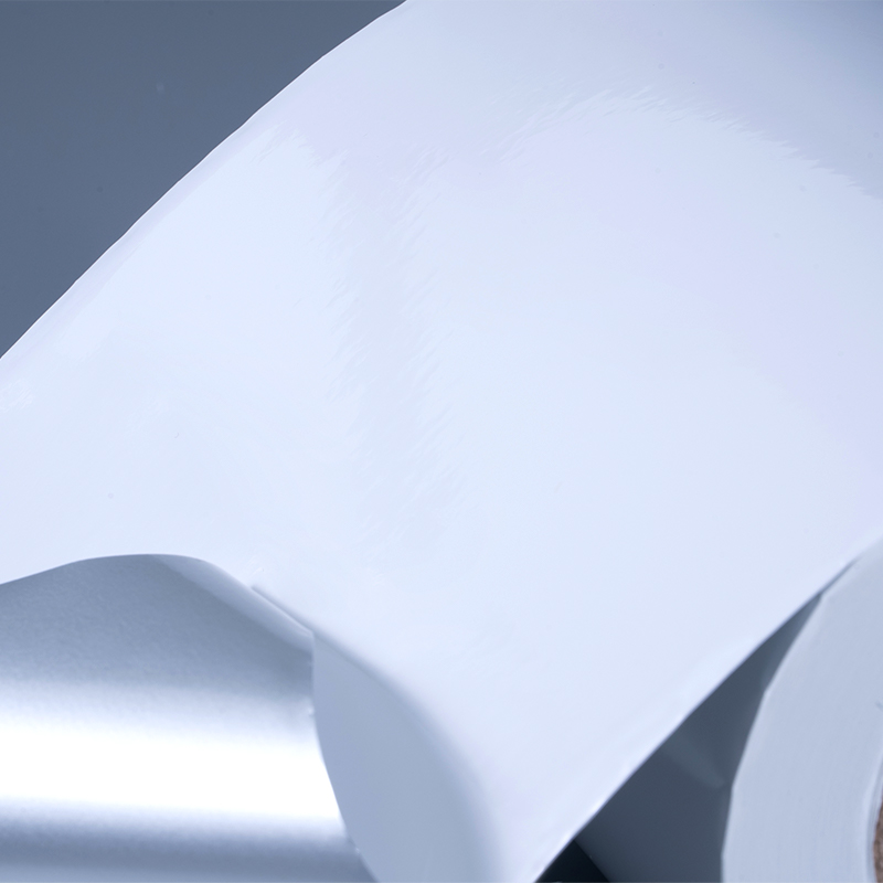 برچسب خود چسب فیلم پلی استر آلومینیومی سفید براق 25 میکرونی با چسب اکریلیک پایه آب برای چاپ جوهر افشان