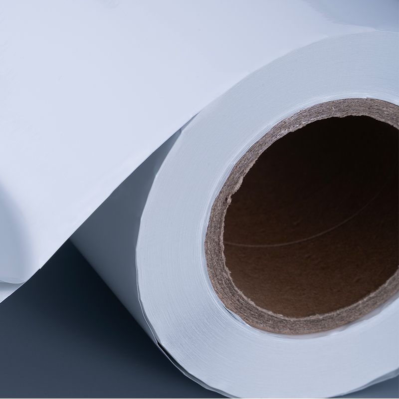 برچسب خود چسب فیلم پلی استر آلومینیومی سفید براق 25 میکرونی با چسب اکریلیک پایه آب برای چاپ جوهر افشان