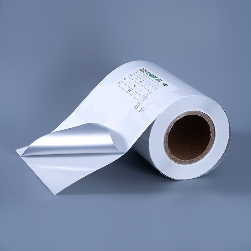 برچسب خود چسب فیلم پلی استر آلومینیومی سفید براق 25 میکرونی با چسب اکریلیک پایه آب برای چاپ جوهر افشان