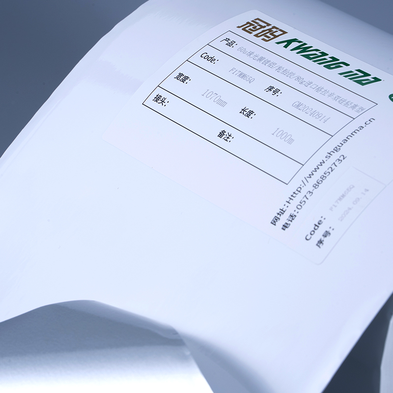 برچسب خود چسب فیلم پلی استر آلومینیومی سفید براق 25 میکرونی با چسب اکریلیک پایه آب برای چاپ جوهر افشان