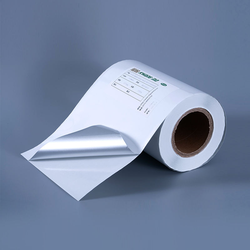 برچسب خود چسب فیلم پلی استر آلومینیومی سفید براق 25 میکرونی با چسب اکریلیک پایه آب برای چاپ جوهر افشان