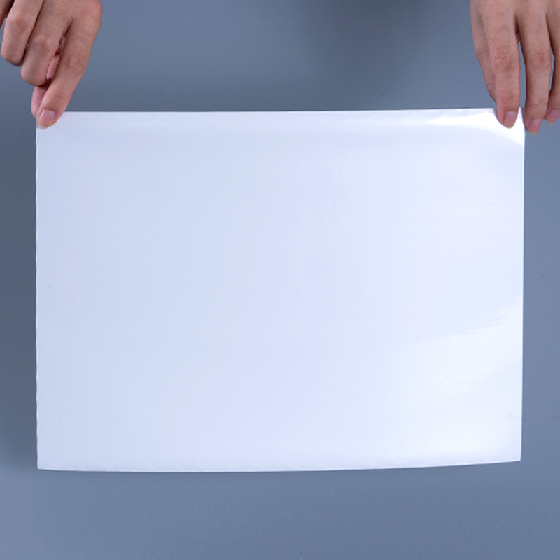 برچسب خود چسب فیلم پلی استر آلومینیومی سفید براق 25 میکرونی با چسب اکریلیک پایه آب برای چاپ جوهر افشان