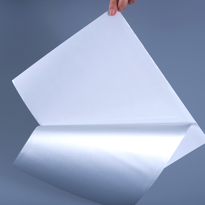 برچسب خود چسب فیلم پلی استر آلومینیومی سفید براق 25 میکرونی با چسب اکریلیک پایه آب برای چاپ جوهر افشان